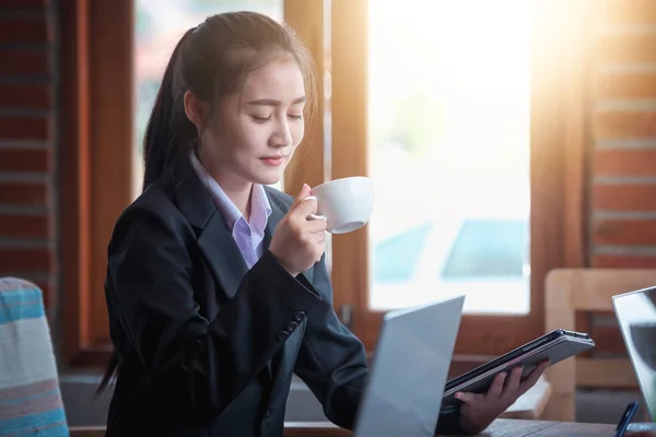 Joven Mujer Negocios Bebiendo Café Caliente Durante Reunión Oficina — Foto de Stock