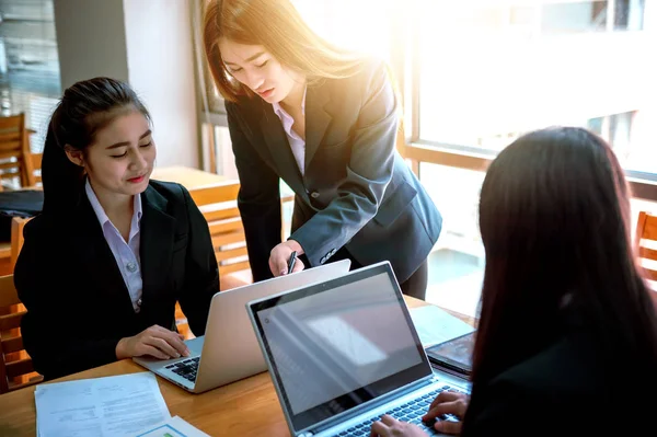 Gente Negocios Ideas Trabajo Discusión Concepto Oficina — Foto de Stock