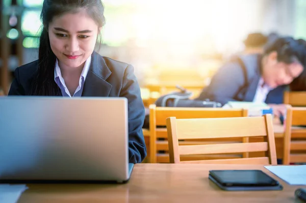 Mujer de negocios usando portátil en la oficina — Foto de Stock