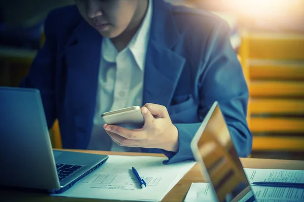 Gente Joven Negocios Usando Ordenador Portátil Sosteniendo Teléfono Inteligente Oficina —  Fotos de Stock