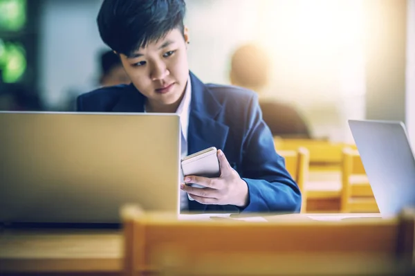 Gente Joven Negocios Usando Ordenador Portátil Sosteniendo Teléfono Inteligente Oficina — Foto de Stock