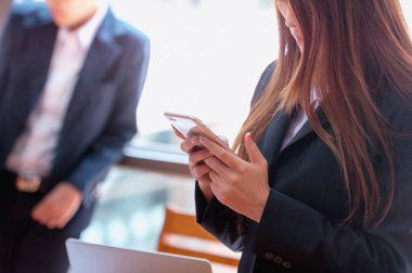 Metin yazma veya gönderilen e-posta içinde smartpho kullanarak genç iş kadını