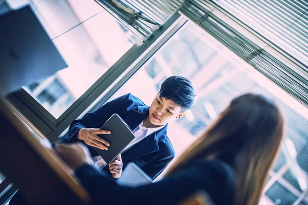 Asia joven hombre de negocios en la oficina utilizando tableta de ordenador — Foto de Stock