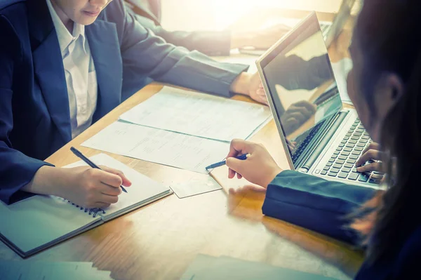 Gente de negocios Ideas de trabajo y discusión en el concepto de oficina . —  Fotos de Stock