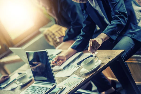 Empresarios que se reúnen en la cafetería para discutir nuevos — Foto de Stock