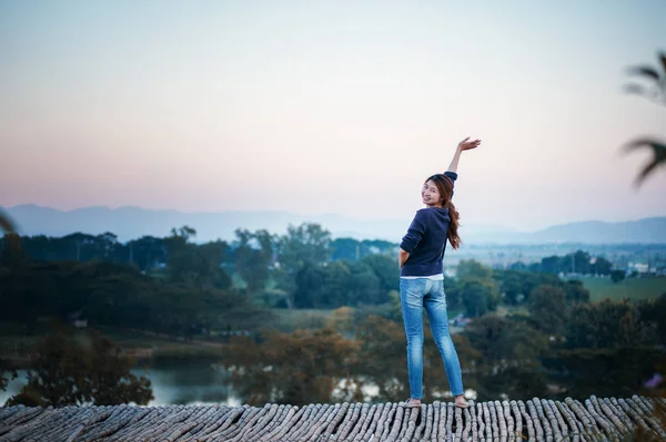 Asiatico donna posa su vista punto con mountrain — Foto Stock