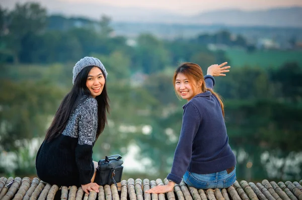 Två Asiatiska Kvinna Poserar Utsiktspunkten Med Mountrain — Stockfoto