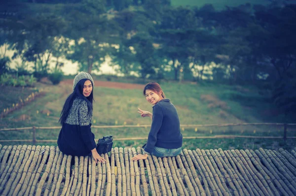 Dva Asie žena pózuje na vyhlídka — Stock fotografie