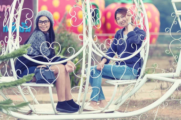 Dos asia mujeres posando en jardín — Foto de Stock