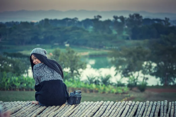 Asya kadın bakış üzerinde poz — Stok fotoğraf