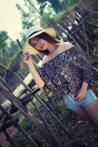 Shoulder 셔츠와 모자를 자연에 청바지를 아시아 — 스톡 사진