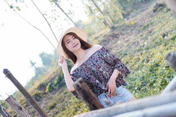 Asiatique femme en été mode debout sur soleil — Photo
