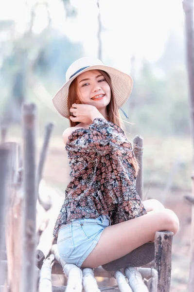 Asia Mujer Camisa Hombro Pantalones Vaqueros Cortos Con Sombrero Sentado — Foto de Stock