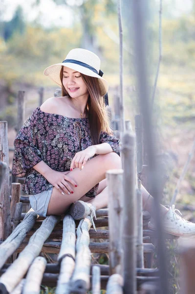 Asia Mujer Camisa Hombro Pantalones Vaqueros Cortos Con Sombrero Sentado — Foto de Stock