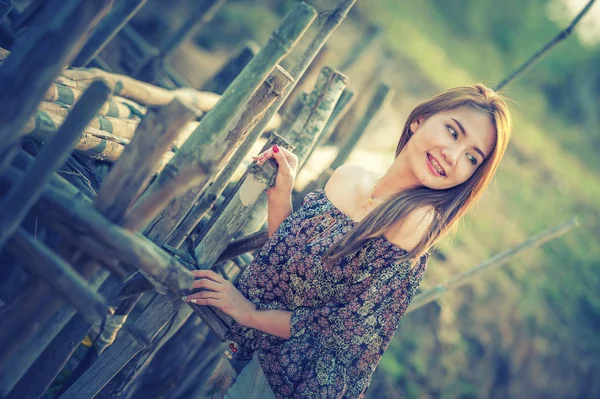 Asiatica Donna Shoulder Jeans Corti Piedi Sulla Natura Effetto Vintage — Foto Stock