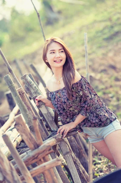 Mulher Asiática Shoulder Camisa Jeans Curtos Natureza — Fotografia de Stock