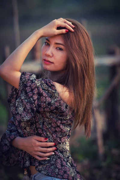 Mujer Asia Camisa Hombro Pantalones Vaqueros Cortos Pie Naturaleza — Foto de Stock