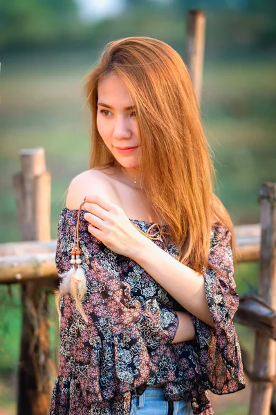 Asiatico Donna Spalla Camicia Breve Jeans Piedi Natura — Foto Stock