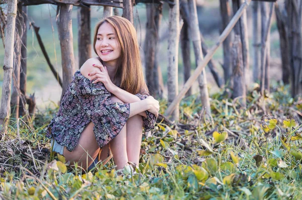 Asiatique femme en été mode assis sur soleil — Photo