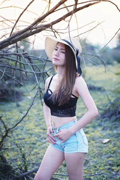 Aziatische Sexy Vrouw Zomer Mode Met Zwarte Beha Jean Shorts — Stockfoto