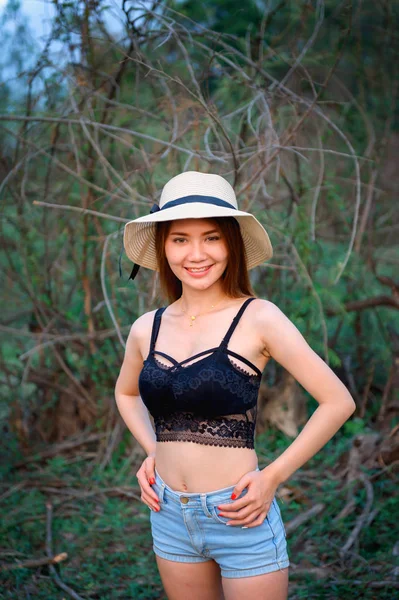 亚洲性感女子夏季时尚与黑色胸罩 短牛仔裤和帽子的性质 — 图库照片
