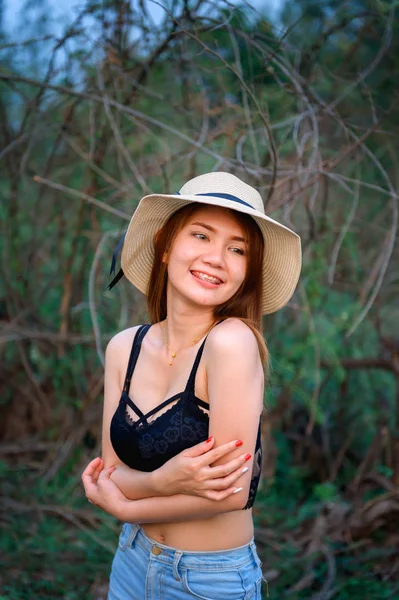 アジアセクシー女性で夏ファッションで黒ブラジャーと帽子ポージング上の性質 — ストック写真