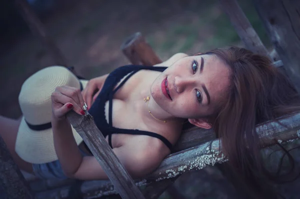 Asia donna in moda estiva sdraiato sul ponte di bambù — Foto Stock