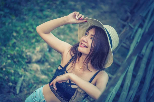 Азиатка в летней моде позирует с бамбуковым мостом — стоковое фото