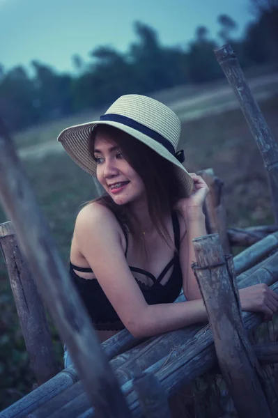 Asia woman in summer fashion posing with bamboo bridge — Stock Photo, Image