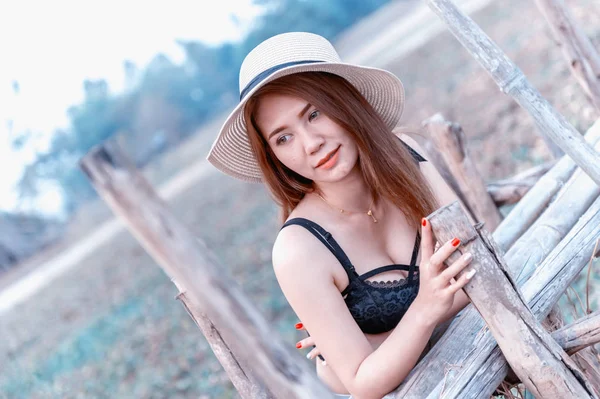 Ásia mulher no verão moda posando com ponte de bambu — Fotografia de Stock