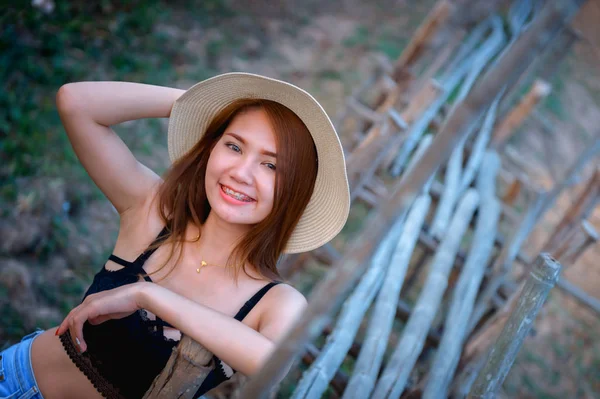 Asien Sexy Frau Sommermode Mit Schwarzem Jeans Und Hut Posiert lizenzfreie Stockbilder