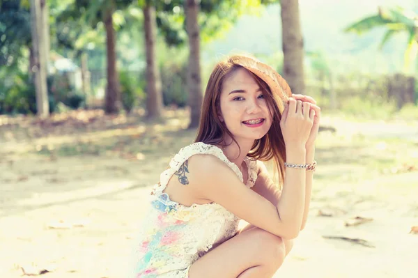 Asia bella ragazza sedersi su sole in il parco — Foto Stock