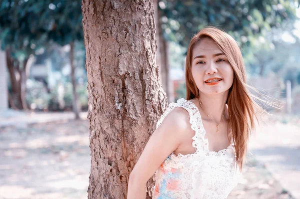 Asia hermosa mujer acostada árbol en el parque — Foto de Stock