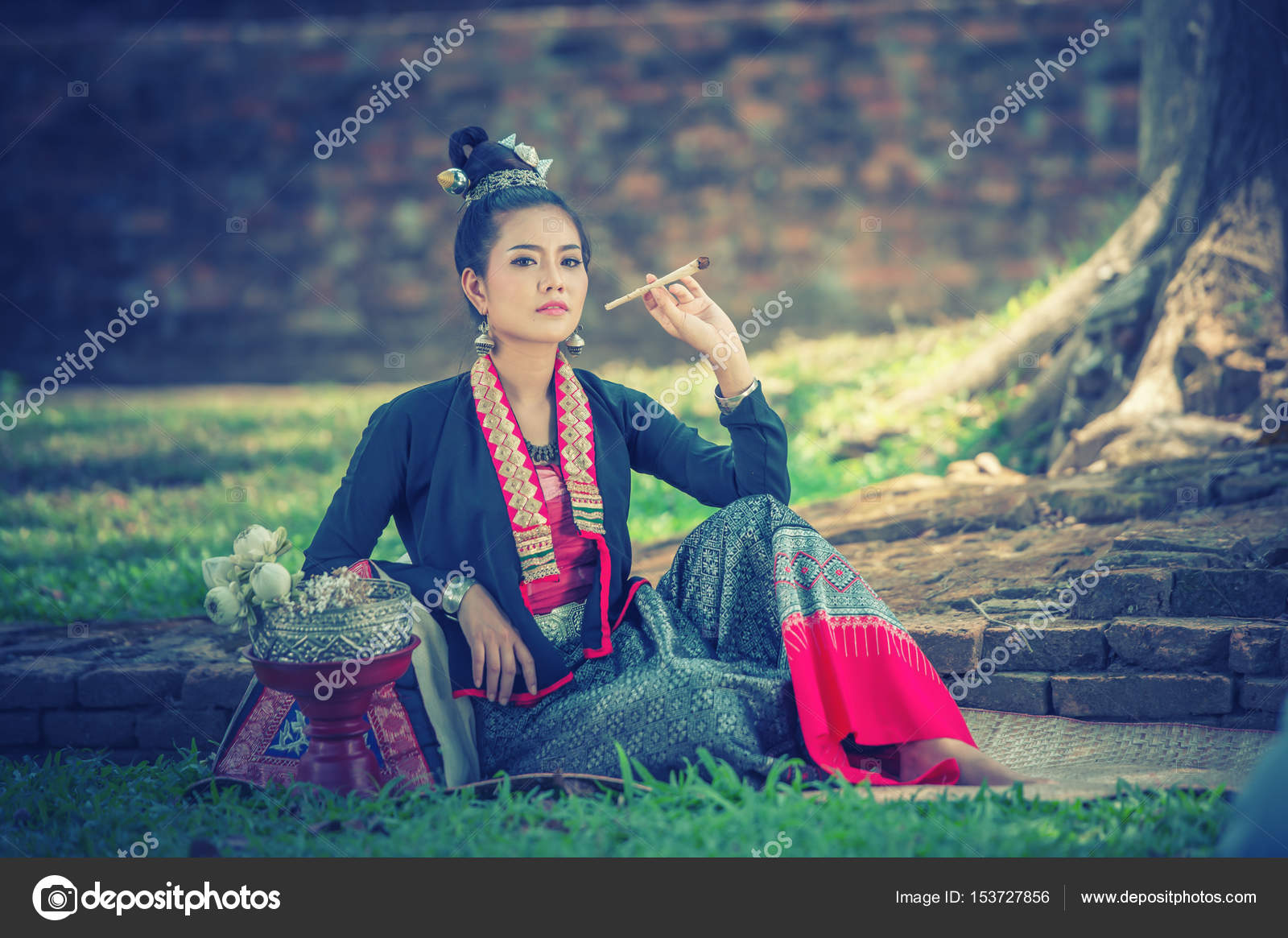 Gamle smukke thailandske kvinder i vintage kjole sidder — Stock-foto thegoatman #153727856
