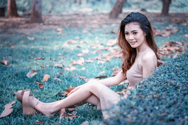 Ritratto Asia Bella Ragazza Seduta Nel Parco Sull Erba Verde — Foto Stock