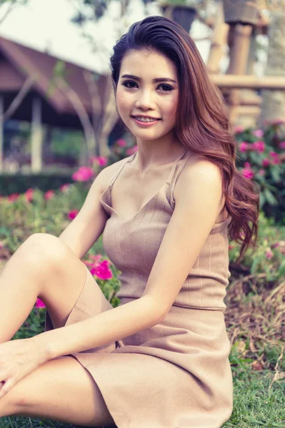 Retrato Asia Hermosa Chica Sentada Parque Hierba Verde — Foto de Stock
