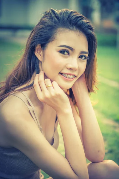 Hermosa asiática chica relajante en parque . — Foto de Stock