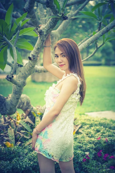 Retrato Asia Hermosa Chica Pie Cerca Del Árbol Parque Efecto — Foto de Stock