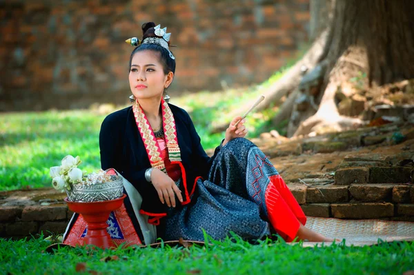 Gamla vackra thailändska kvinnor i vintage klä sittande — Stockfoto