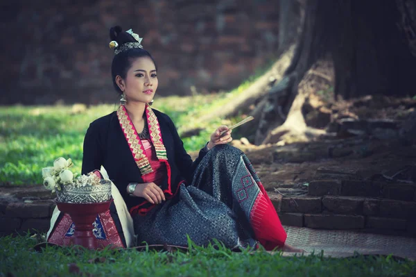 Antika Thailändska Vackra Kvinnor Vintage Klä Thailändsk Stil Sitter — Stockfoto