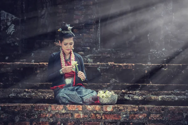 Starożytne Tajskie Piękne Kobiety Vintage Sukienka Tajski Stylu Siedzi — Zdjęcie stockowe