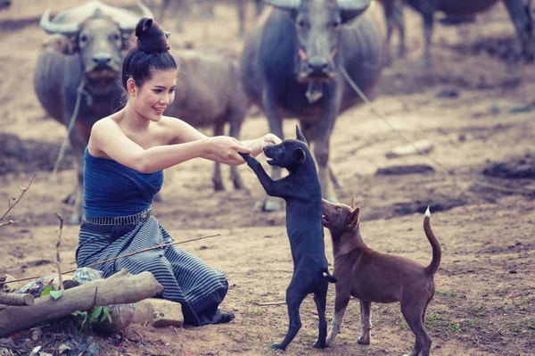 Belle Donne Asiatiche Vestite Costume Nazionale Con Bufalo Terreni Agricoli — Foto Stock