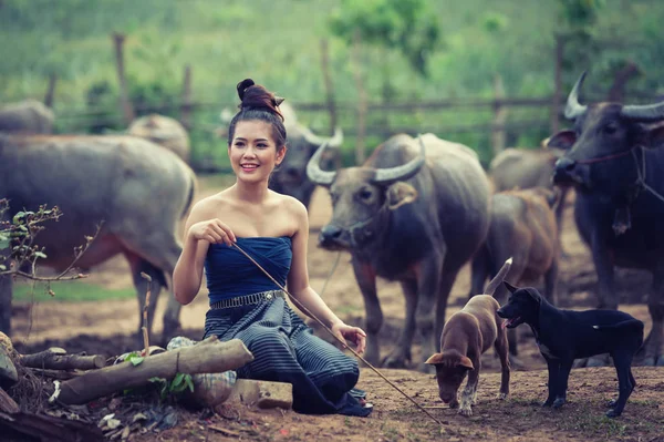 Belle Donne Asiatiche Vestite Costume Nazionale Con Bufalo Terreni Agricoli — Foto Stock