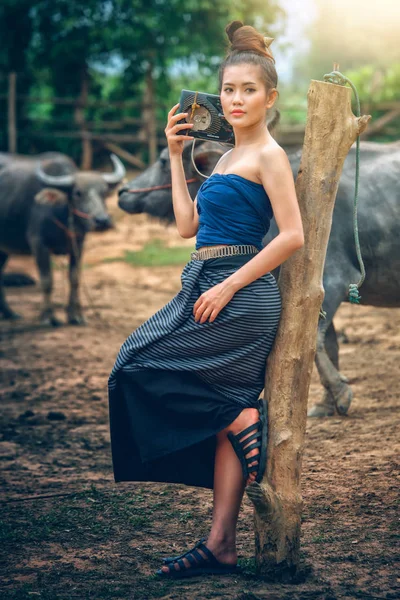 Belle Donne Asiatiche Vestite Costume Nazionale Con Bufalo Terreni Agricoli — Foto Stock