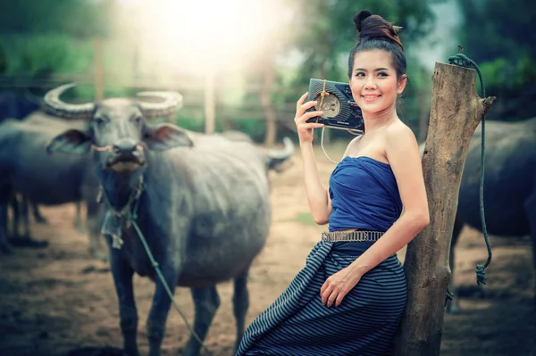 Güzel Asyalı kadınlar buffalo ile ulusal Kostüm giymiş bir — Stok fotoğraf