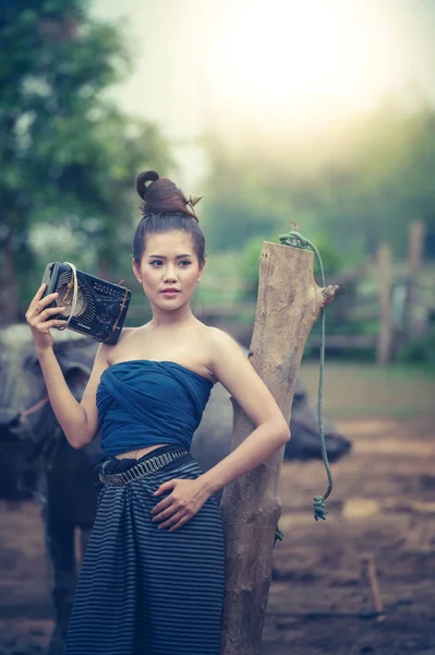 Belle Donne Asiatiche Vestite Costume Nazionale Con Bufalo Terreni Agricoli — Foto Stock