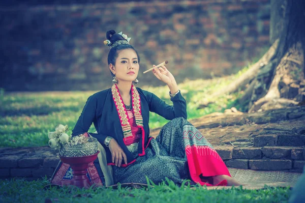 Gamla vackra thailändska kvinnor i vintage klä sittande Royaltyfria Stockbilder