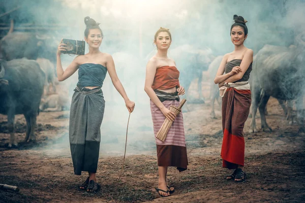 Trois Belles Femmes Asiatiques Vêtues Costume National Avec Buffle Sur — Photo
