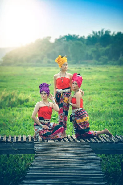 Thajské ženy v tradičních lidových krojích (Thajská kultura styl), Thajsko — Stock fotografie