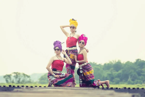 Mulher tailandesa em traje tradicional (estilo cultura tailandesa), Tailândia — Fotografia de Stock